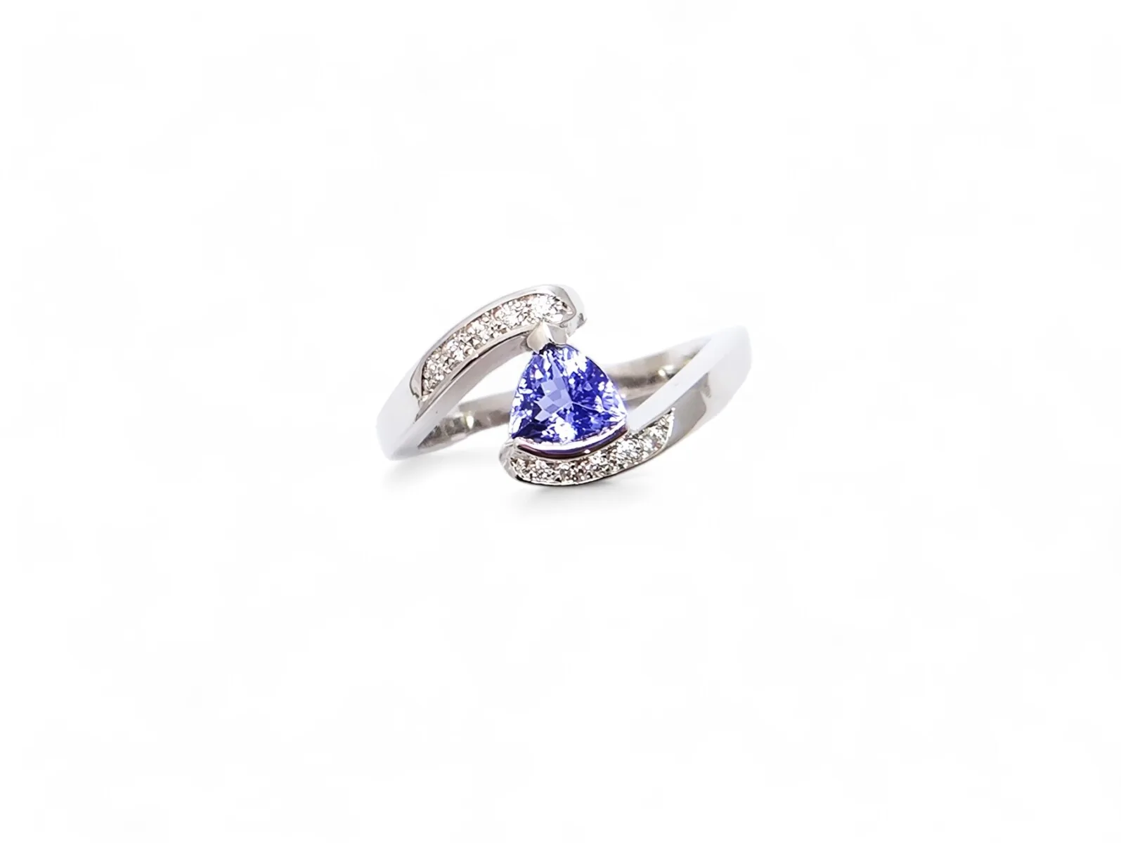 bague tanzanite en forme de troidia monture or blanc serti de diamants sur le corps