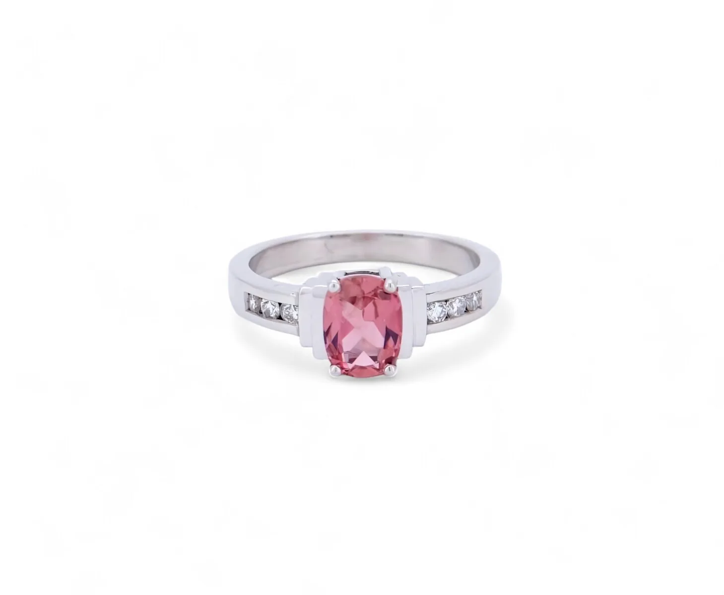 bague art deco escalier serti de diamant et une tourmaline rose au centre monture or blanc