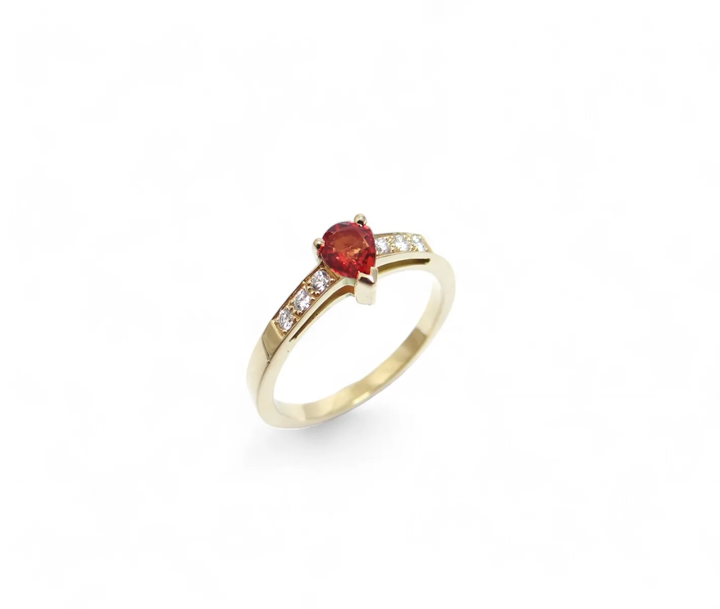 bague fiançailles or jaune 18 carats saphir rouge poire et diamants sur le corps en serti grains