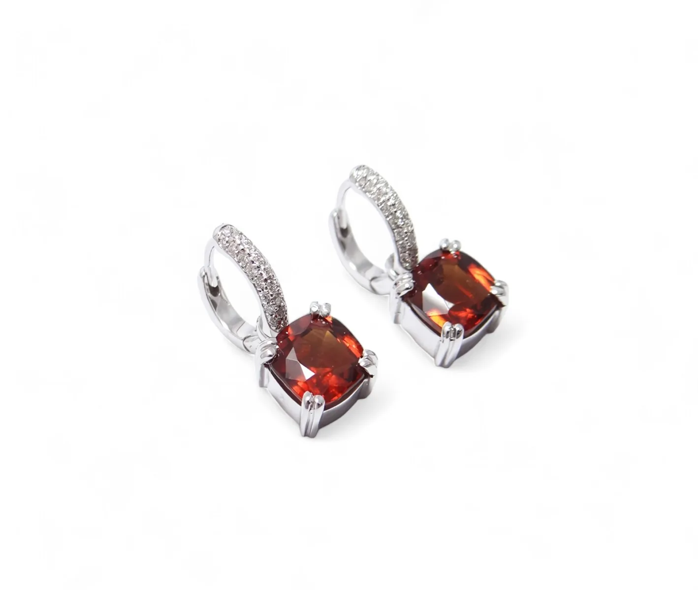 boucles d oreilles or blanc 18 carats pavage diamants et deux grenat hessonites taille coussin