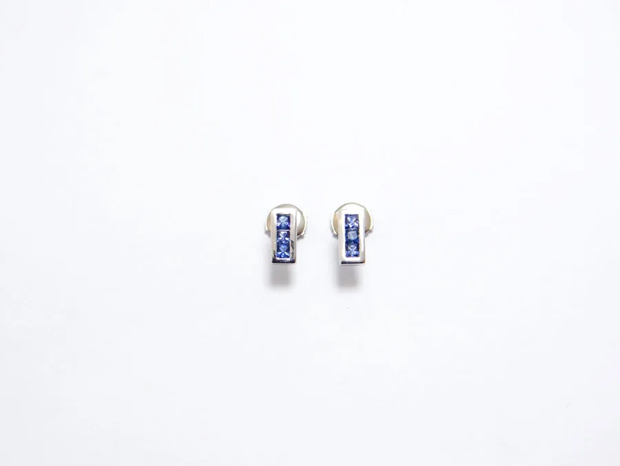 petite boucles d oreilles en or blanc18 carats avec 6 saphirs en serti rails