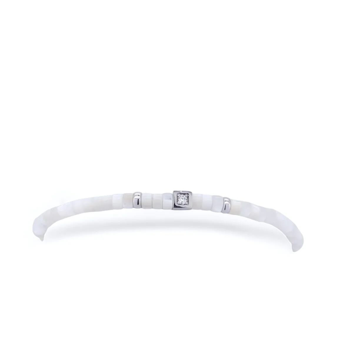 Bijou haut de gamme : bracelet en nacre blanche et diamants, idéal pour un cadeau précieux