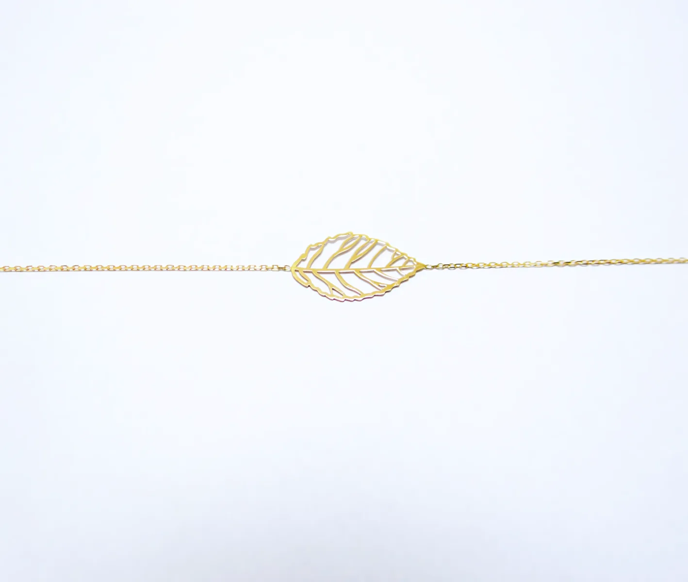 bracelet or jaune en forme de feuille avec une chaine forçat diamantée