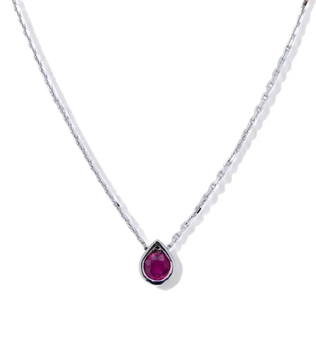collier pendentif en forme de goutte serti d un rubis rond de 4 mm avec une chaine forcat en or blanc 18 carats
