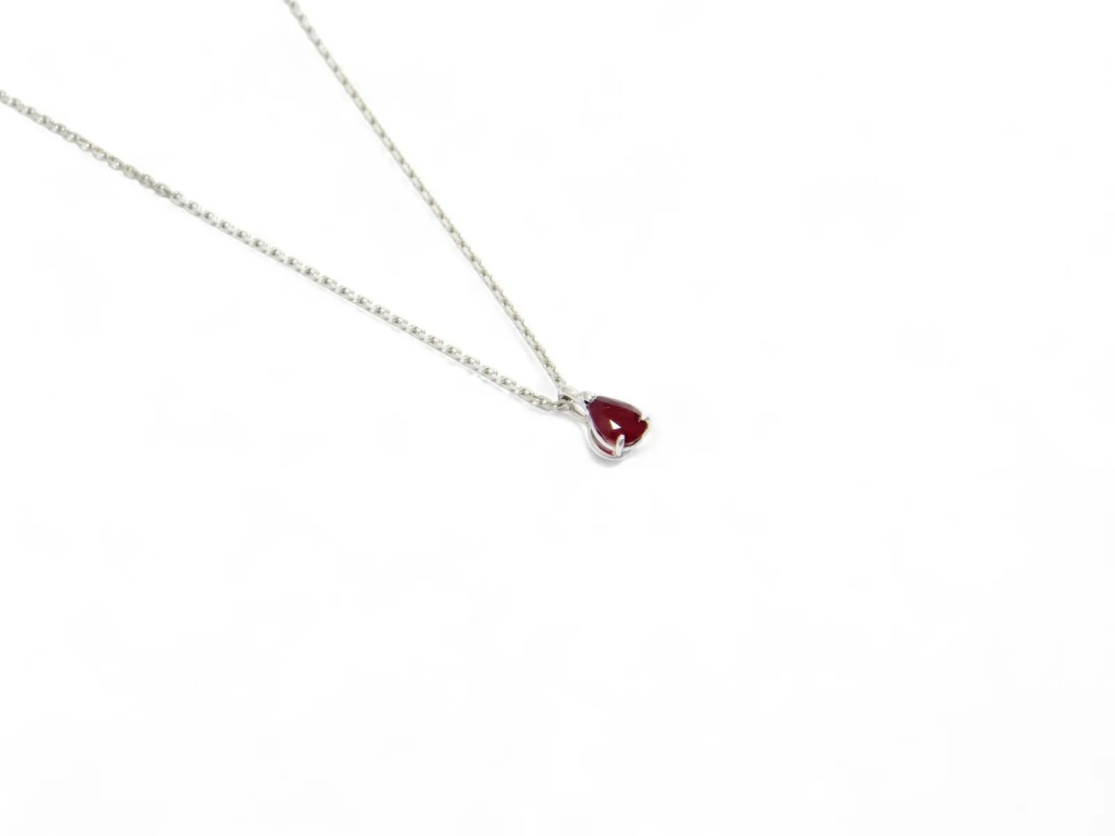 pendentif rubis en forme de pire serti griffes avec chaine or blanc 18 carats