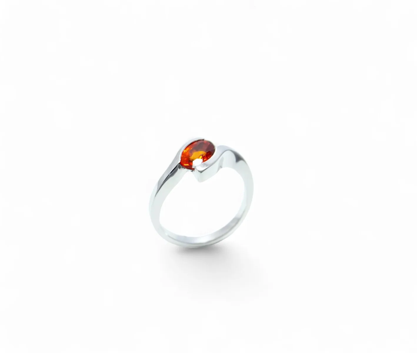 grenat spessartite serti en semi clos sur une bague en or blanc