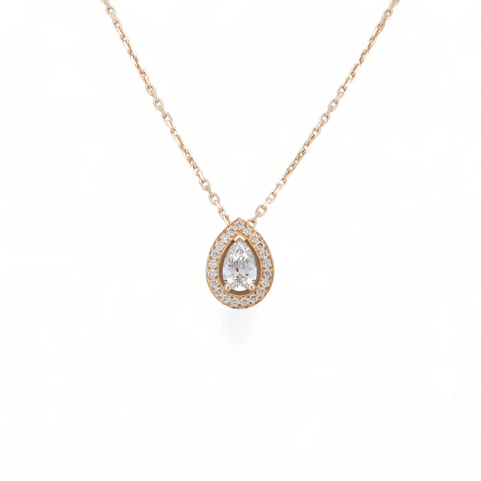 Collier en or jaune avec pendentif goutte serti d'un diamant poire entouré de petits diamants
