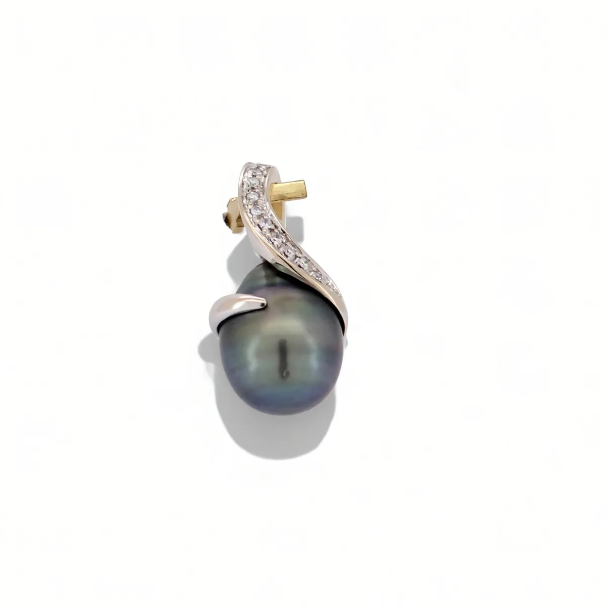 Bijou d’oreille en or bicolore, perle baroque sombre soulignée par une courbe de diamants.