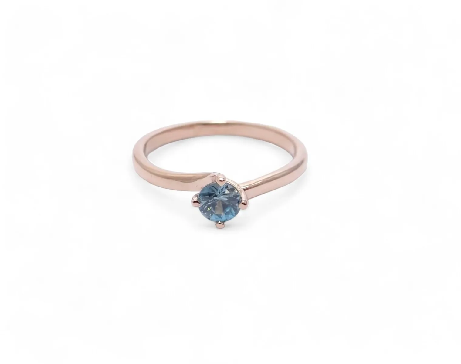 Solitaire en or rose 18 carats avec zircon bleu naturel