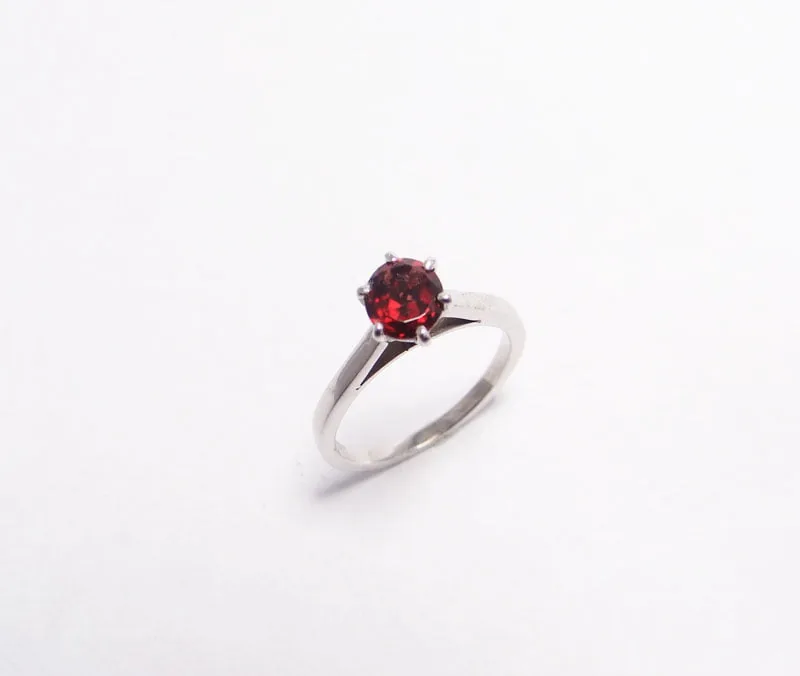 Bague Solitaire grenat pyrope et monture argent 925 rhodié