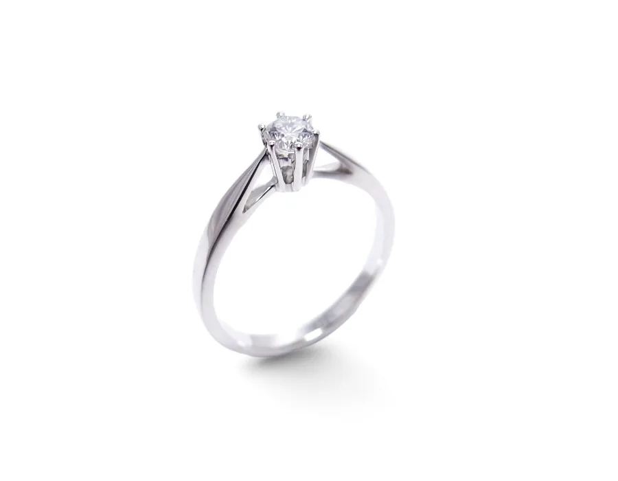 solitaire 6 griffes serti d un diamant naturel de0.30 carats monture or blanc 18 carats rhodié