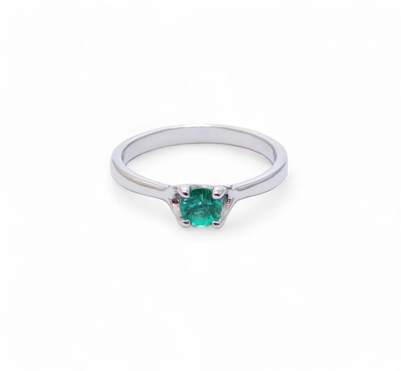 monture or blanc 18 carats solitaire avec une emeraude ronde de4 mm