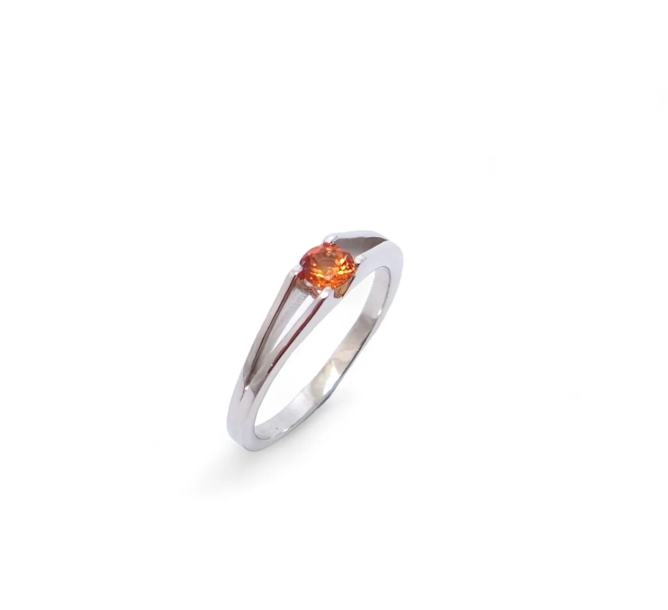 solitaire grenat spessartite rond serti semi clos monture en or blanc 18 carats fabrication francaise joaillier createur