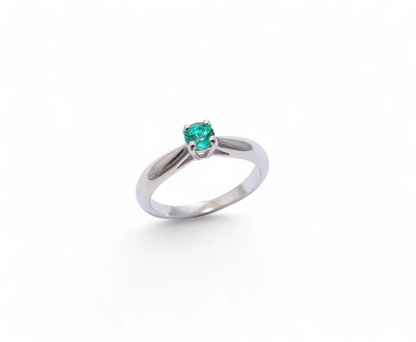 solitaire emeraude monture or blanc 18 carats serti sur 4 griffes joaillier de nantes