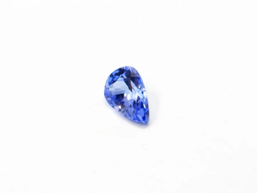 tanzanite taillé en forme de poire avec un trés beau violet