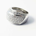 bague en or blanc 18 carats avec un pavage de diamants en serti grains