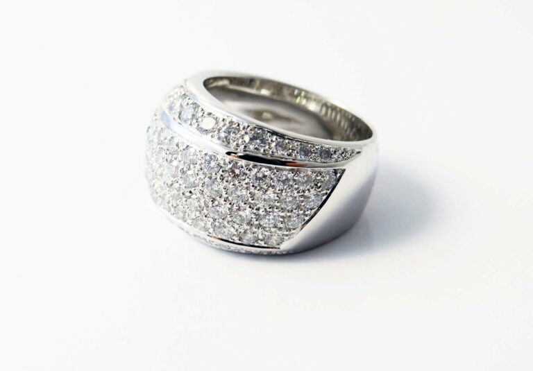 bague en or blanc 18 carats avec un pavage de diamants en serti grains