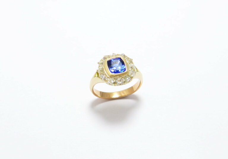 bague marquise saphir Ceylan taille coussinet entouré de diamants monture en or jaune 18 carats