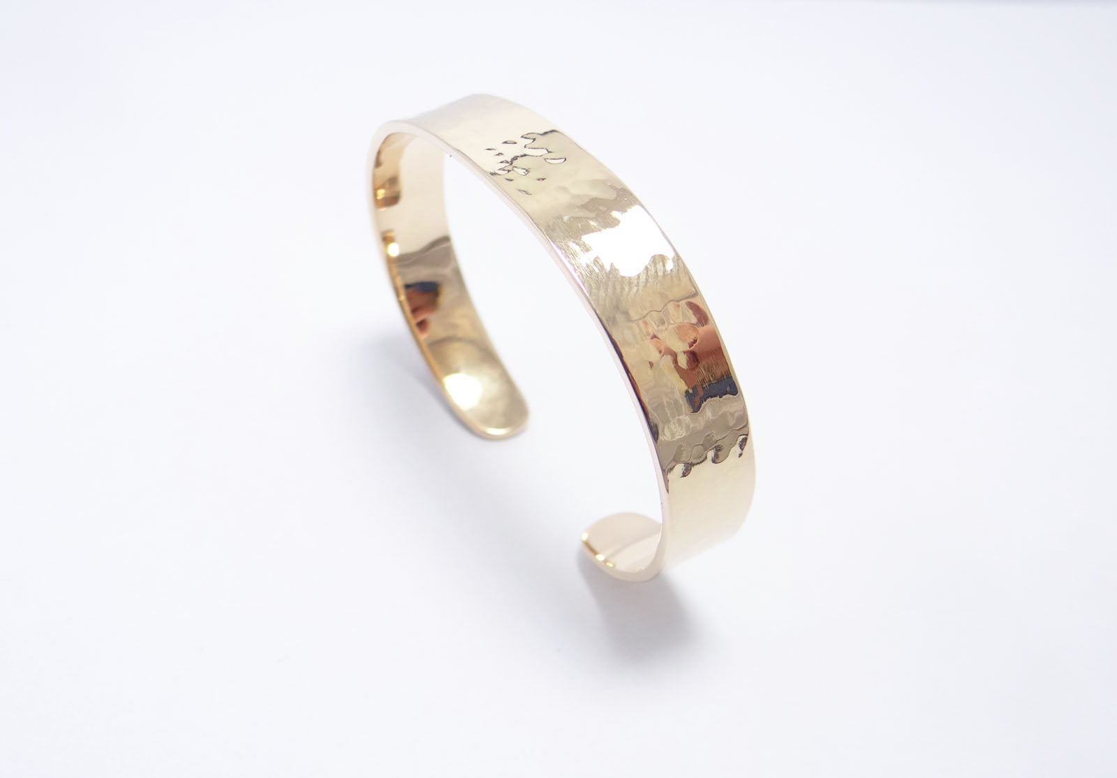 bracelet jonc massif en or jaune 18 carats avec un effet martelé bracelet ouvert