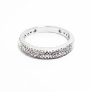 alliance bague serti de petits diamants monture en or blanc 18 carats rhodié