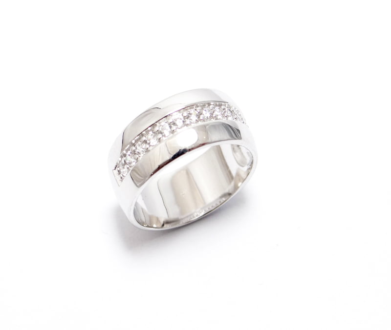 alliance demi tour diamants serti grains en or blanc