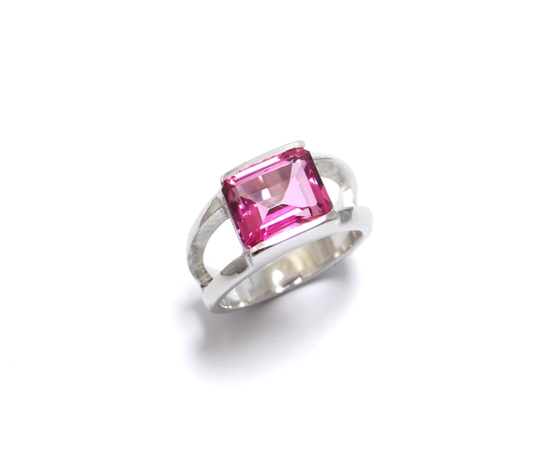 Bague en argent 925 / 100 -ème et topaze rose mystiques taille émeraude en serti rail. monture moderne et ajouré.