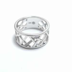 bague argent forme géometrique serti d oxydes de zirconium