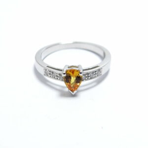 bague fiançailles or blanc 18 carats saphir orange poire et diamants sur le corps