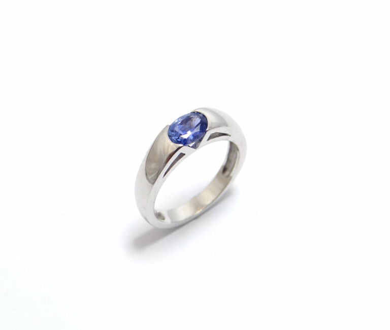 Bague en or blanc 750 et saphir Ceylan ovale 7/5 mm.