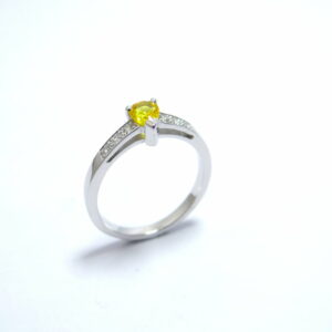 bague fiancailles or blanc 18 carats saphir jaune poire et diamants sur le corps