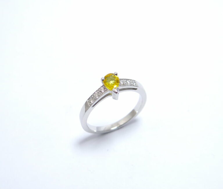 Bague en or blanc 750, diamants et saphir jaune.