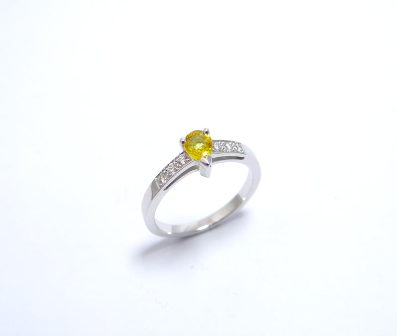 bague fiancailles or blanc 18 carats saphir jaune poire et diamants sur le corps