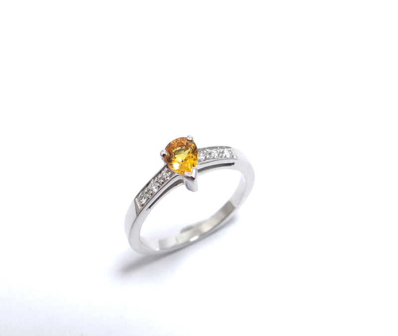 bague fiançailles or blanc 18 carats saphir orange poire et diamants sur le corps