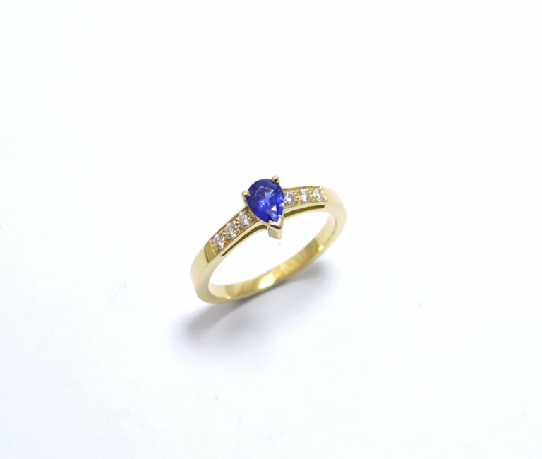 Bague en or jaune 750, diamants et saphir Ceylan.