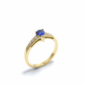 bague saphir poire fiançailles diamants sur le corps