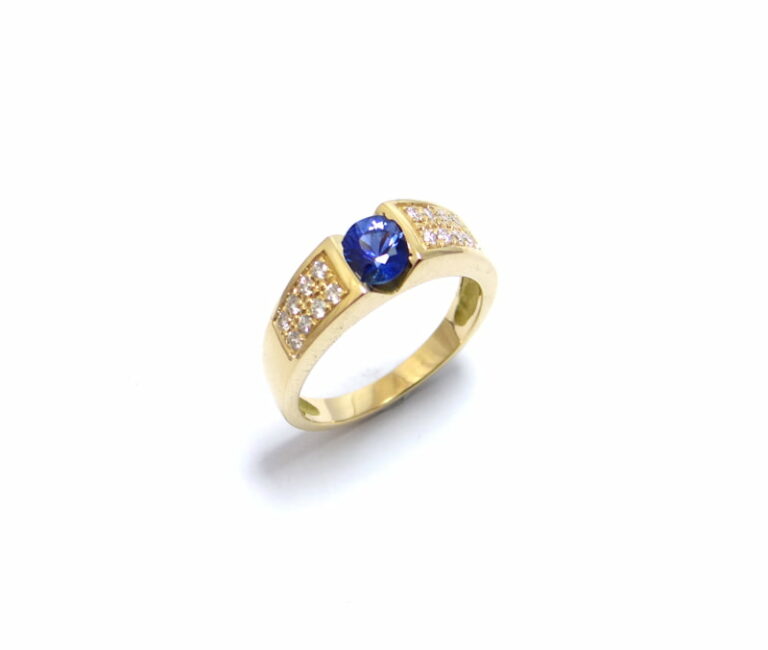 Bague en or jaune 750 et saphir Ceylan et diamants.