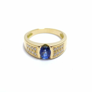 bague en or jaune avec un saphir royal blue serti de diamants sur les cotés