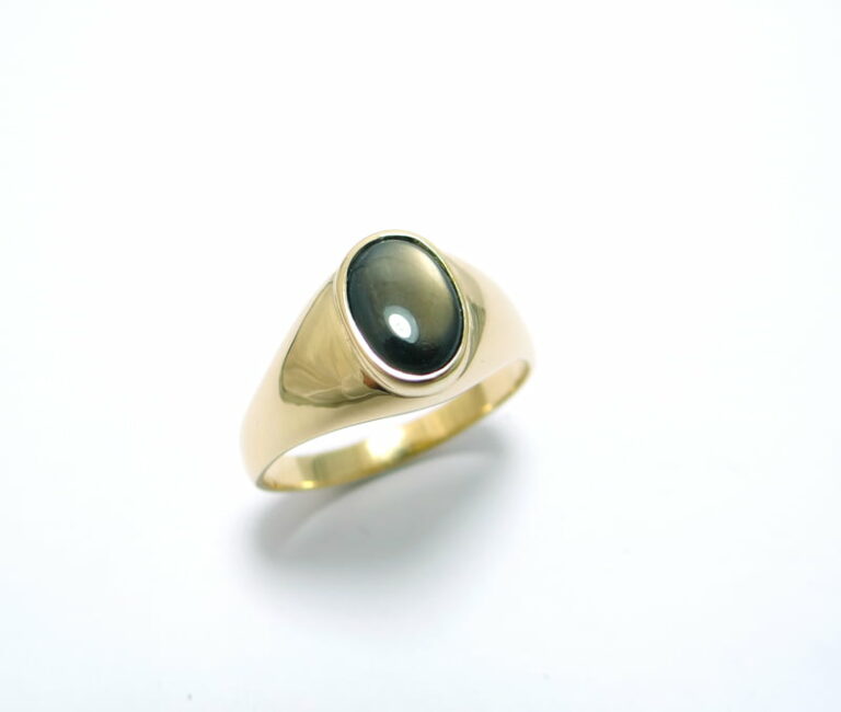 Bague en or jaune  HOMME 750 et saphir noir étoilé cabochon 10/8 mm.