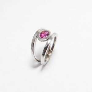 bague argent de couleur fuchsia en serti clos bague rhodié