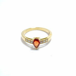 bague fiancailles or jaune 18 carats saphir rouge poire et diamants sur le corps