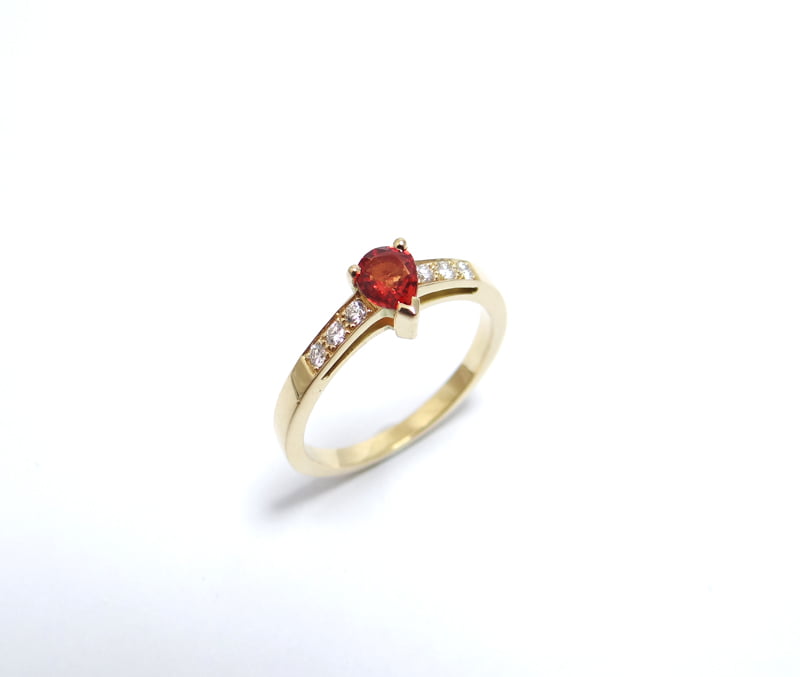 bague fiançailles or jaune 18 carats saphir rouge poire et diamants sur le corps en serti grains