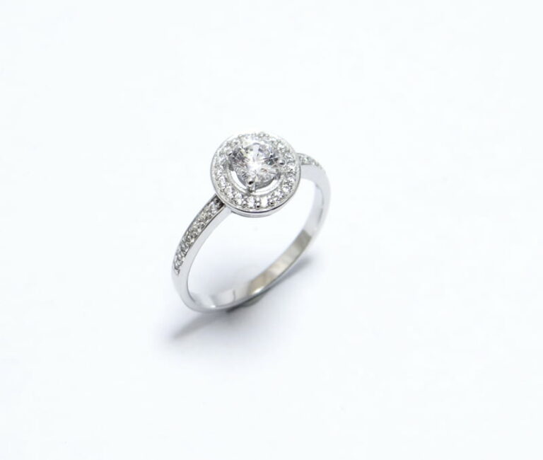 Bague argent 925 et oxydes de zirconium.