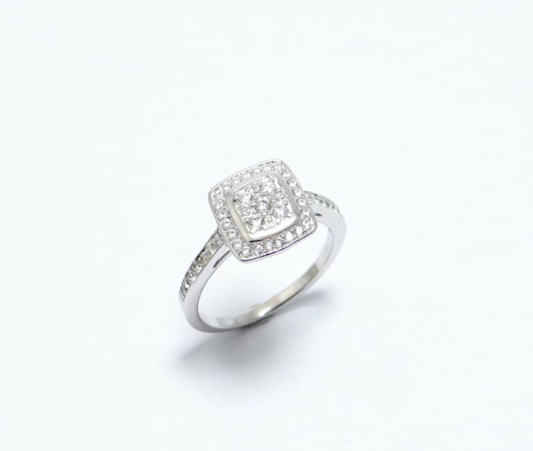 Bague argent 925 et oxydes de zirconium.