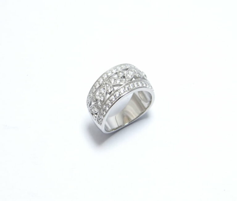 Bague argent 925 et pavage d’oxydes de zirconium.