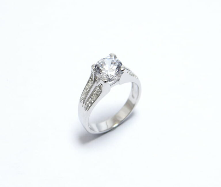 Bague argent 925 et oxydes de zirconium.