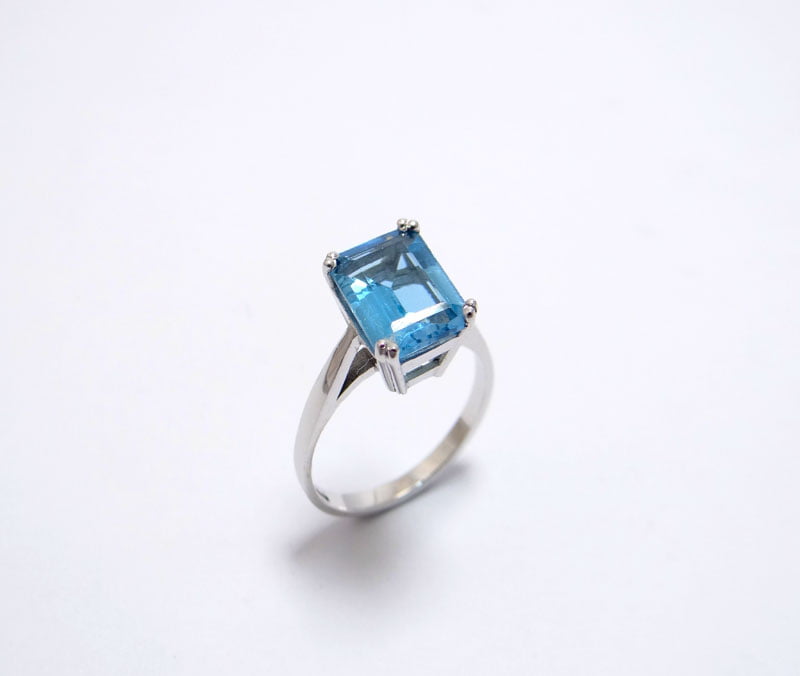 bague topaze bleue de forme rectangle monture argent 925