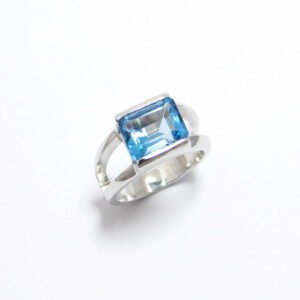 bague pierre fines avec topaze swiss blue en serti rail