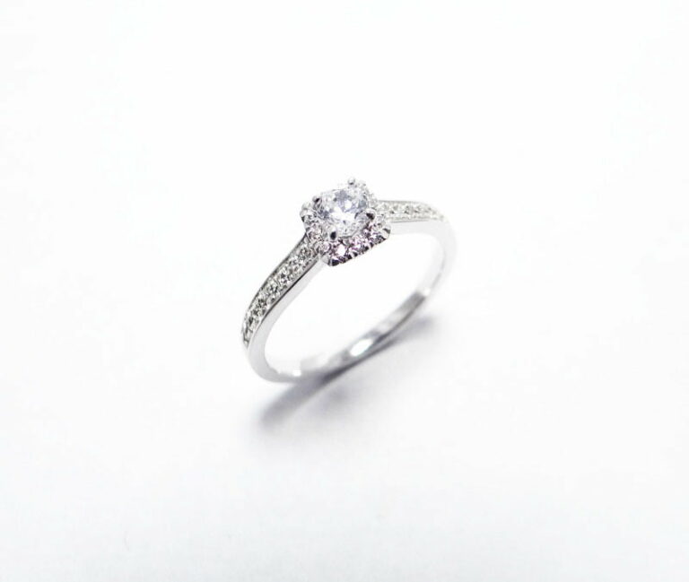 Bague solitaire or blanc 18 carats serti de diamants 0.50 ct.