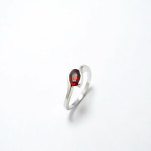 bague argent avec un grenat rouge serti ovale