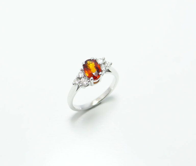 Bague or blanc 18 carats, Grenat Spessartite, diamants.